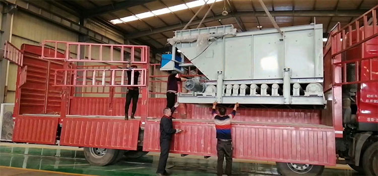 我公司自主研發(fā)生產(chǎn)的兩臺液壓甲帶給料機發(fā)往河北